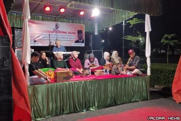 Kepala Dinas Kependudukan dan Pencatatan Sipil Agam, Helton membuka kegiatan Kesenian Saluang di Gor Rang Agam, Padang Baru, Lubuk Basung, Jumat malam. (humas)