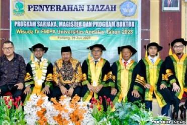Bupati Agam, Andri Warman foto bersama pimpinan FMIPA Unand, usai menghadiri wisuda salah seorang anak asuhnya di Jurusan Kimia Murni, Sabtu. (humas)