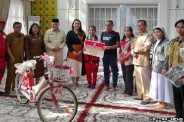 Gubernur Sumut, Edy Rahmayadi serahkan apresiasi pada atlet Cabang Olahraga Senam Ritmik di ajang Special Olympic World Summer Games 2023 di Berlin, Jerman, di Rumah Dinas Gubernur Sumut, Jalan Jenderal Sudirman No 41 Medan, Senin. (humas)