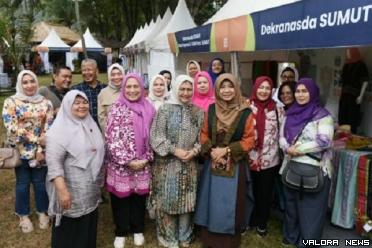 Ketua Dekranasda Sumut, Nawal Lubis bersama Ketua Dekranasda Nusa NTB, Niken Widyawati Saptarini, didampingi Ketua Dharmawanita Persatuan (DWP) Sumut, Dian Arief Trinugroho dan rombongan, di ajang LIMOFF yang digelar di Senggigi, Lombok, Nusa Tenggara Bar