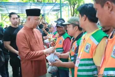 Sekretaris Daerah (Sekda) Pekanbaru, Indra Pomi Nasution memberikan paket daging hewan kurban Idul Adha 1444 H/2023 pada Jukir di Kota Pekanbaru, Ahad. (humas)