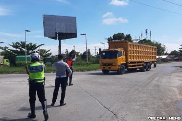 Dishub Kota Pekanbaru bersama Satlantas, masih melakukan pengawasan truk tonase besar yang melintas di jalan dalam kota. (humas)