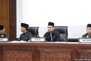 Ketua DPRD Bukittinggi, Benny Yusrial didampingi Wakil Ketua DPRD, Nur Hasra dan Rusdi Nurman bersama Wako Bukittinggi, Erman Safar pada sidang paripurna dengan tiga agenda, Kamis.