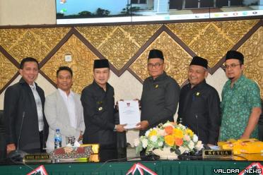 Ketua DPRD Padang, Syafrial Kani didampingi wakil ketua Arnedi Yarman dan Ilham Maulana serahkan persetujuan Perda PPA Tahun 2022 pada Wawako Padang, Ekos Albar pada rapat paripurna pengesahan Ranperda PPA Tahun 2022, Jumat malam.