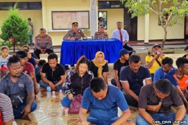 Kapolres Rokan Hilir, AKBP Andrian Pramudianto memberikan keterangan pers terkait penangkapan 2 pelaku TPPO beserta 51 orang pekerja migran Indonesia, dalam pers rilisnya, Ahad. (humas)