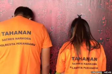 Dua pengedar narkoba jenis Sabu, Re dan In yang ditangkap Satresnarkoba Polresta Pekanbaru. Keduanya ditangkap jelang prosesi tunangan. (humas)
