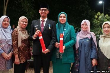 Wako Bukittinggi, Erman Safar bersama Fiona Agyta (ketua TPKK) dan jajaran, foto bersama usai menerima penghargaan Bangga Kencana dari BKKBN di Palembang, Selasa. (humas)