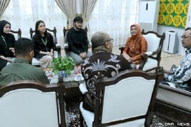 Ketua TP-PKK Sumatera Utara, Nawal Lubis beserta jajaran, terima audiensi Assistant Manager Business Development at Grab area Sumut, Tengku Muhammad Saddam beserta staf, di rumah dinas gubernur, di Medan, Kamis. (humas)