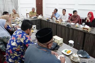 Gubernur Riau, Syamsuar didampingi Kepala Dinas Pendidikan (Disdik) Riau, Kamsol usai audiensi di kediaman resmi gubernur, Senin. (humas)