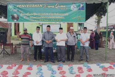 Rektor Univa Medan, M Jamil bersama Kepala Biro Kesejahteraan Rakyat (Kesra) Setdaprov Sumut, Muhammad Rahmadani Lubis dan jajaran bersama sapi kurban gubernur yang telah dikantongi dengan kresek, di Universitas Al Wasliyah (Univa), Jalan Sisingamangaraja