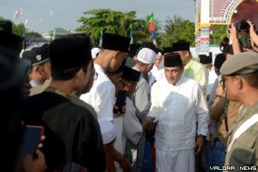 Gubernur Sumut, Edy Rahmayadi menyapa warga yang hadir dalam pelaksanaan Shalat Idul Adha dan menerima permintaan masyarakat untuk berswafoto di Lapangan Sepak Bola Mabar, Jalan Mangaan, Medan Deli, Kamis. (humas)