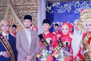 Wako Bukittinggi, Erman Safar bersama Harist Surya Pratama yang terpilih jadi Bujang Bukittinggi 2023 dan Nurul Amanda (Gadih Bukittinggi 2023) di ajang malam anugerah duta wisata tahun 2023 di Balai Sidang Hatta, Sabtu (8/7/2023) malam. (hamriadi)