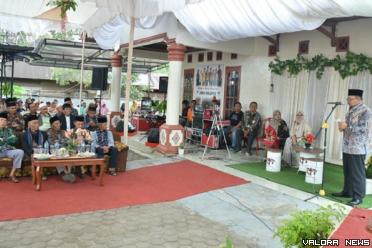 Bupati Agam, Andri Warman memberikan sambutan saat menghadiri Hari Ulang Tahun (HUT) ke-1 Homestay Jiwa Malapeh, di Bonjo Panampuang, Kecamatan IV Angkek, Ahad. (humas)