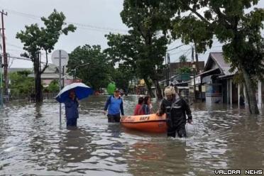 Perahu karet dikerahkan untuk mengevakuasi warga yang akan melintas di Jl Gajah Mada tepatnya di kawasan Alai, Padang, Jumat pagi.