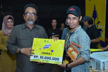 Kepala Dinas Kebudayaan (Kadisbud) Riau, Raja Yoserizal Zen serahkan secara simbolis hadiah bagi pemenang festival film pendek, Kamis. (humas)