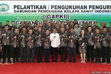 Gubernur Sumatera Utara, Edy Rahmayadi bersama Ketua Umum GAPKI, Eddy Martono, Ketua GAPKI Sumut, Timbas Prasad Ginting dan pengurus lainnya, foto bersama usai pelantikan di Aula Tengku Rizal Nurdin, Jalan Jenderal Sudirman No 41 Medan, Rabu. (humas)