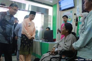 Pj Wako Pekanbaru, Muflihun berdialog dengan warga yang tengah berobat di Rumah Sakit Daerah Madani, usai meluncurkan Progam Jaminan Kesehatan Pekanbaru Bertuah (JKPB) di Pekanbaru, Jumat. (humas)