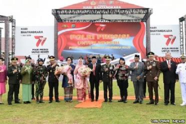 Gubernur Sumatera Utara, Edy Rahmayadi bersama Irjen Pol RZ Panca Putra Simanjuntak (Kapolda Sumut) beserta Forkopimda lainnya, foto bersama usai upacara HUT ke-77 Bhayangkara, di Lapangan Mapolda Sumut, Jalan Sisingamangaraja KM 10,5, Sabtu. (humas)