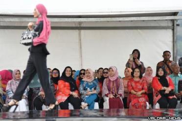 Kain tenun Sumut tampil pada peragaan busana di LIMOFF Lombok 2023. Tampak para model yang menggunakan busana berbahan tenun Sumut bergantian berjalan di catwalk. (humas)