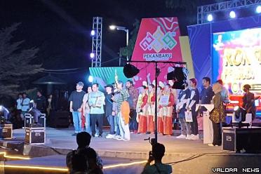 Kadispora Pekanbaru, Hazli Fendrianto menyerahkan piala dari berbagi lomba yang telah digelar, pada malam puncak Konser Pemuda 2023, Sabtu malam. (humas)