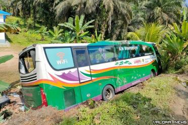 Kondisi bus AKAP dengan merek dinding Lorena yang alami kecelakaan tunggal di Jalan Lintas Timur, Kecamatan Lirik, Kabupaten Indragiri Hulu, Jumat malam. (humas)