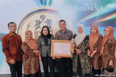 Bupati Pesisir Selatan Rusma Yul Anwar menerima penghargaan (anugerah) KPAI 2023, diserahkan Menteri PP & PA Bintang Prayoga, dan Ketua KPAI Ai Mariati Sholihah, di Jakarta, Kamis (20/07/2023). Foto: Dok Diskominfo Pessel