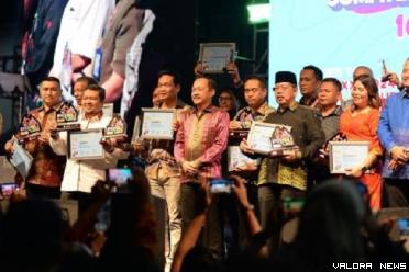 Sekdaprov Sumut, Arief S Trinugroho bersama Dirut PT PPSU, Refli Yuner dan undangan lainnya, saat penutupan PRSU 2023 di Jalan Gatot Subroto, Medan, Senin (17/7/2023) malam. (humas)