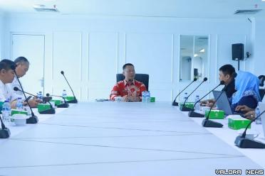 Sekdako Pekanbaru, Indra Pomi Nasution memimpin rapat percepatan jumlah pelanggan PDAM Tirta Siak di Gedung Utama Kompleks Perkantoran Tenayan Raya, Jumat. (humas)