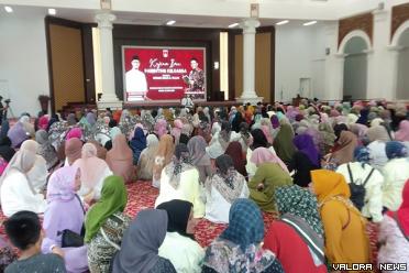 Ustadz Salim A Fillah sampaikan Kajian Ilmu Parenting Keluarga di rumah dinas wali kota Bukittinggi, di Belakang Balok, Sabtu. (hamriadi)