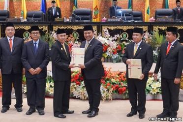 Anggota I BPK, Nyoman Adhi Suryadnyana serahkan opini WTP ke Gubernur Riau, Syamsuar saat penyerahan LHP atas LKPD Provinsi Riau tahun anggaran 2022 di Ruang Rapat Paripurna DPRD Provinsi Riau, Senin. (humas)