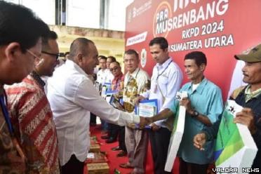 Gubernur Sumut, Edy Rahmayadi serahkan secara simbolis kartu kepersertaan BPJS Tenagakerja pada pekerja kelompok rentan di daerah itu, beberapa waktu lalu. (humas)