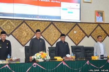Ketua DPRD Padang, Syafrial Kani didampingi wakil ketua Arnedi Yarmen dan Ilham Maulana serta Ekos Albar (Wawako Padang) saat pembukaan paripurna penyampaian nota pengantar KUA PPAS APBD Padang 2024, Jumat malam.