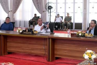 Gubernur Sumut, Edy Rahmayadi bersama Staf Khusus Panitia Besar (PB) PON Cucu Sumantri dan Ilyas Sitorus (Kadis Kominfo) saat rapat pembahasan persiapan PON Medan-Aceh 2024, di Medan, Rabu. (humas)