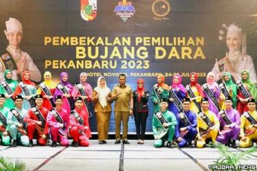 Pj Wali Kota Pekanbaru, Muflihun didampingi Ketua TP-PKK Pekanbaru, Raja Rilla dan staf, foto bersama dengan peserta pembekalan Bujang Dara Tahun 2023, di Pekanbaru, Senin. (humas)