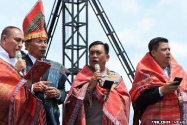 Gubernur Sumatera Utara, Edy Rahmayadi mengenakan Ulos Holong bersama Ketua Umum Parna Indonesia, Cornel Simbolon, Irjen RZ Panca Putra Simanjuntak (Kapolda Sumut) menyanyikan lagu 'O Tano Batak,' pada kegiatan Pesta Syukuran Parna Indonesia di Samosir, S