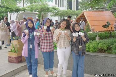Karyawan Bio Farma melakukan penukaran botol plastik bekas dengan tanaman hias dan tanaman sukulen, di Desa Mayangan, Kabupaten Subang, Jawa Barat. (humas)