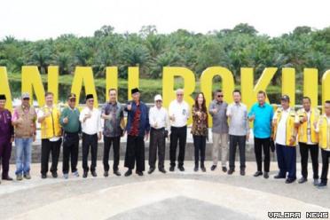 Sebanyak 24 Anggota Komisi V anggota DPR RI, foto bersama usai meninjau revitalisasi Danau Bokuok di Desa Aur Sati Kecamatan Tambang, Jumat. (humas)