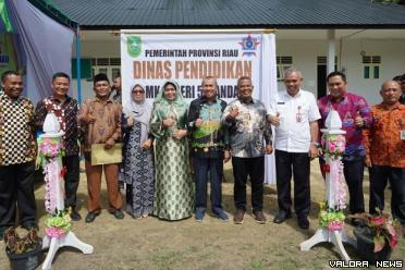 Gubernur Riau, Syamsuar bersama Kamsol (Kadisdik) dan jajaran, foto bersama usai peresmian SMKN 5 Mandau, di Kabupaten Bengkalis, Sabtu. (humas)