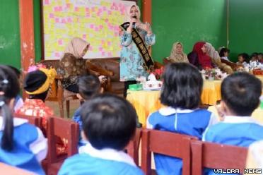 Bunda Paud Sumut, Nawal Lubis, saat mengunjungi SD Negeri 060874 Jalan Ibrahim Umar dan juga TK Pembina Negeri 1 Medan, Jalan Guru Sinumba, Medan di hari pertama masuk sekolah tahun ajaran 2023/2024, Senin. (humas)