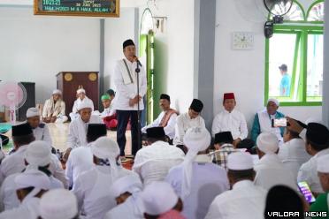 Gubernur Riay, Syamsuar saat menghadiri Haul Allah Yarham Syekh Ma'sum Tambusai ke-62 di Dusun Surau Suluk Tariqat Naqsabandiyah, Kuala Tambusai, Desa Sungai Kumango, Kecamatan Tambusai, Rokan Hulu (Rohul), Jumat.  (humas)