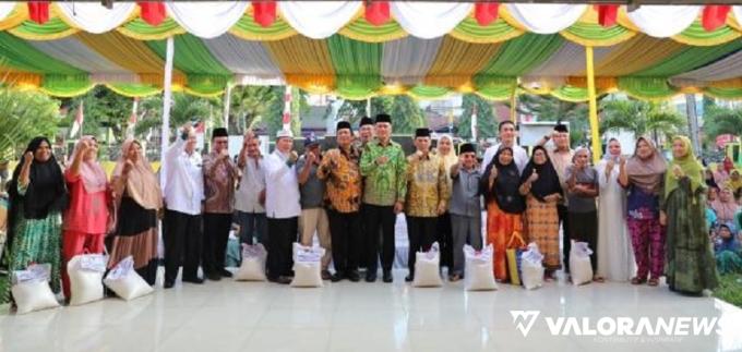 Wagub Sumut, Musa Rajekshah foto bersama Wako Padangsidimpuan Irsan Effendi Nasution dan mustahik, foto bersama usai penyerahan bantuan zakat dari Pemko Padangsidimpuan di halaman kantor wali kota, Jumat. (humas)