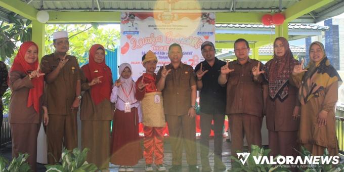 Staf Ahli Bupati Bidang Agama dan Kesejahteraan Sosial, Adrianto didampingi Ketua TP PKK Pasbar, Titi Hamsuardi foto bersama dengan panitia Lomba Bercerita Tingkat SD/MI se-Kabupaten Pasaman Barat Tahun 2023, yang digelar Dinas Kearsipan dan Perpustakaan,