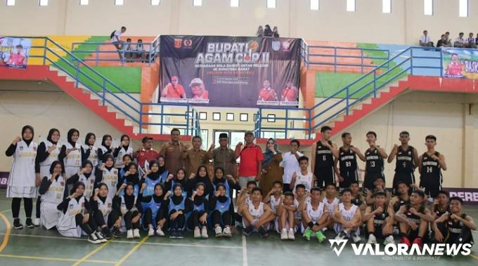 Sekda sekaligus Ketua KONI Agam, Edi Busti foto bersama dengan atlet yang ikut kejuaran bola basket antar pelajar se-Sumatera Barat, di GOR Rang Agam tanggal 7-13 Agustus 2023. (humas)