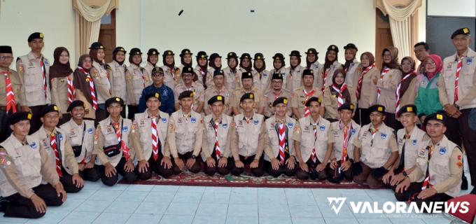 Kamabicab Pramuka Agam, Andri Warman bersama Ketua Kwarcab Agam, Jetson dan jajaran pengurus lainnya, foto bersama dengan 32 Kontingen Agam ke Rainas XII Cibubur, di Mess Pemda Belakang Balok, Bukittinggi, Kamis. (humas)