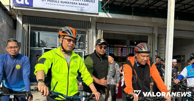 Pendiri Pondok Pesantren Daarut Tauhiid, Abdullah Gymnastiar atau AA Gym bersama Marfendi (Wawako Bukittinggi) berkeliling kota sembari bersepeda, dalam rangkaian safar dakwah di kota wisata itu, sepanjang akhir pekan kemarin. (humas)
