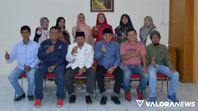 Bupati Agam, Andri Warman foto bersama Hardoni (Sekretaris Disparpora), Admiral Adaz (Ketua Asosiasi Homestay Agam) dan jajaran pengurus lainnya, foto bersama usai audiensi di Mess Pemkab Agam, Jumat. (humas)