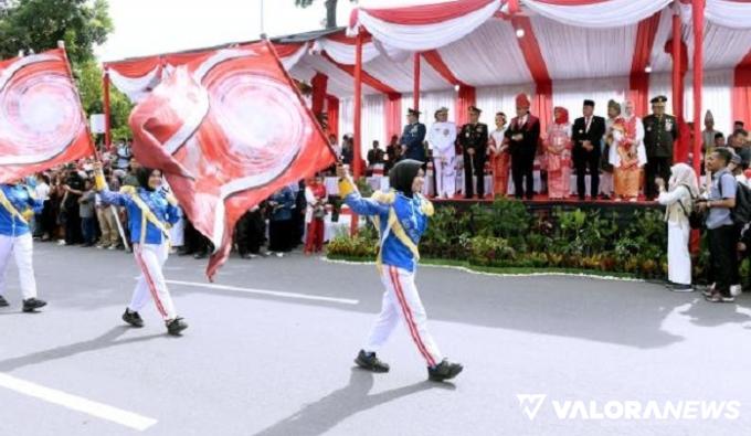 Atraksi marching band dari siswa SMA di Sumatera Utara, melintas di depan panggung kehormatan Pawai Pembangunan Pemprov Sumut yang digelar dalam rangka memeriahkan HUT ke78 RI, Kamis. (humas)