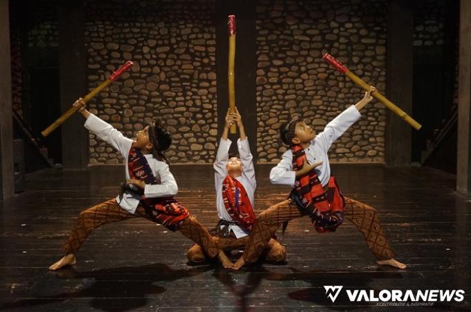 Tiga siswa SD Negeri 01 Benteng Pasar Atas menampilkan 'Tari Kurenah' pada FLS2N yang diadakan BPTI di Jakarta tanggal 14-18 Agustus 2023. (istimewa)