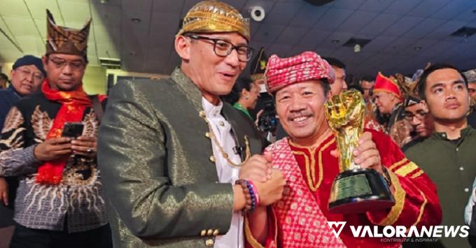Menteri Parekraf, Sandiaga Uno bersama Andri Warman (Bupati Agam), foto bersama usai menerima penghargaan Desa Wisata Terbaik I untuk Nagari Lawang dengan kategori Homestay dan Toilet Umum di TMII Jakarta, Ahad malam. (humas)