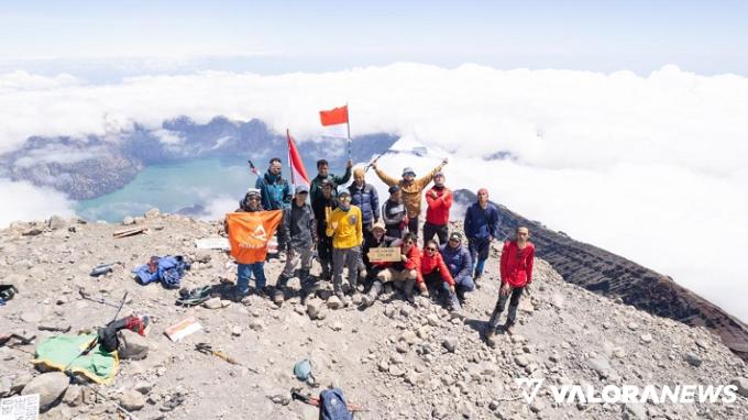 Direktur PT TI, Amin Haris bersama 16 orang pendaki lainnya, kibarkan bendera Merah Putih di Puncak Rinjani, sebagai bentuk lain dari memaknai HUT ke-78 RI, Kamis. (istimewa)